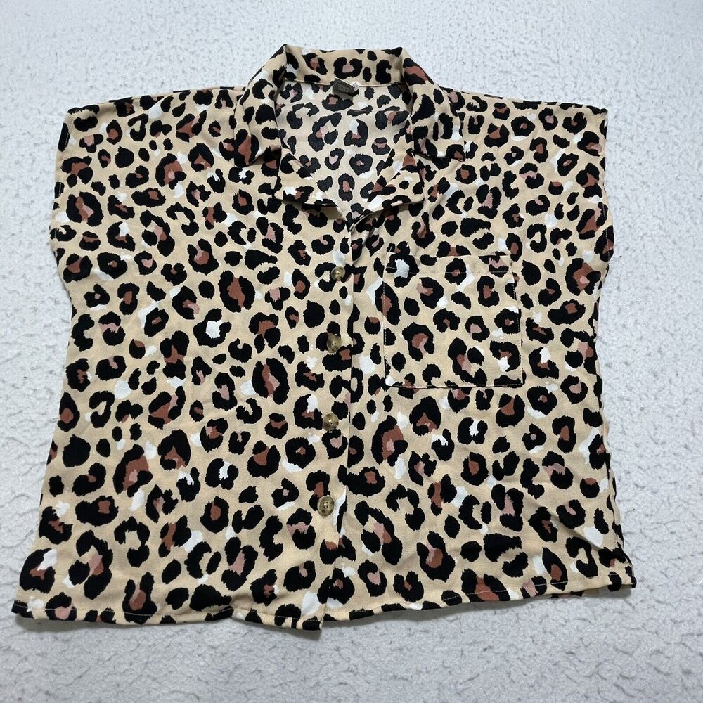 Paper Crane Women's Medium Cheetah Print Button Front Short Sleeve Collared Top